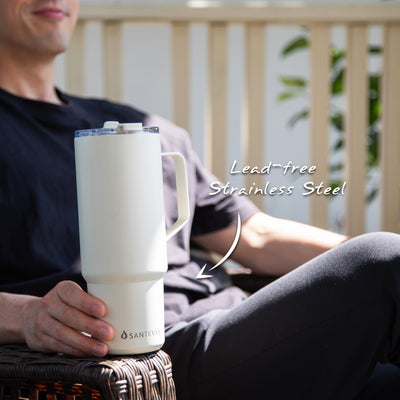 Homme sur le porche souriant avec le gobelet Santevia 900 mL Ivory. Acier inoxydable sans plomb. 