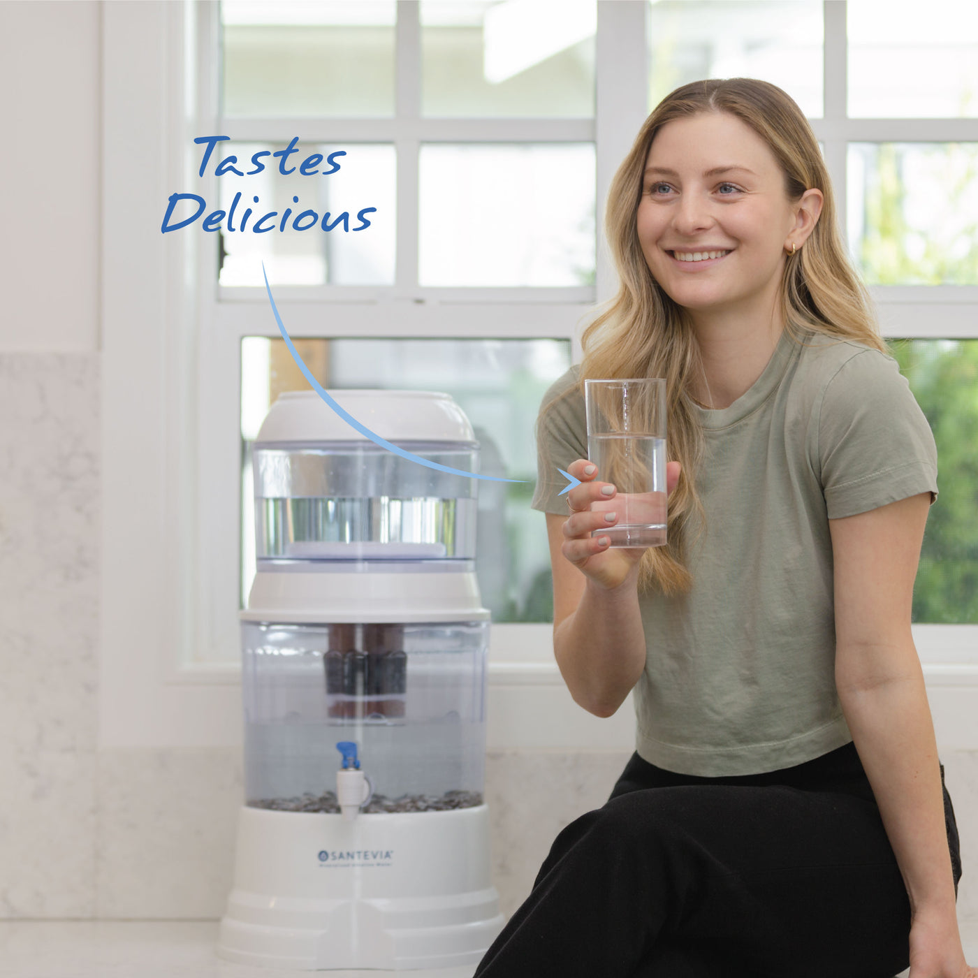 The Santevia Gravity Water System Makes Water That Tastes Delicious#model_countertop